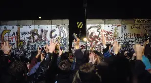 Crowds Cheer The Fall Of Berlin Wall