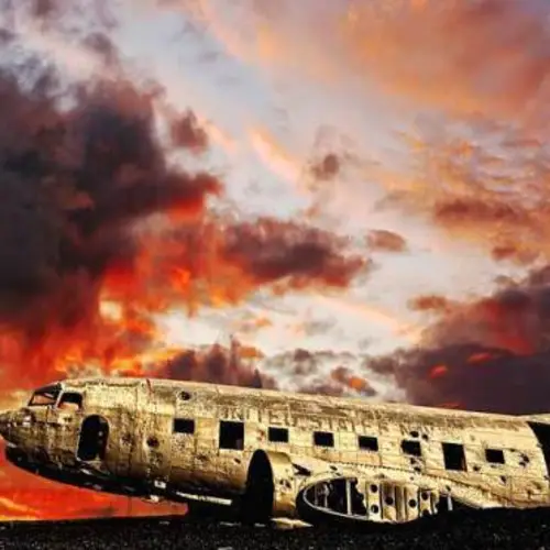 30 Eerily Beautiful Photos Of Abandoned Iceland