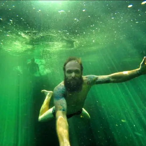 31 Great Travel Selfies That Prove The Self-Portrait Isn't Always Obnoxious