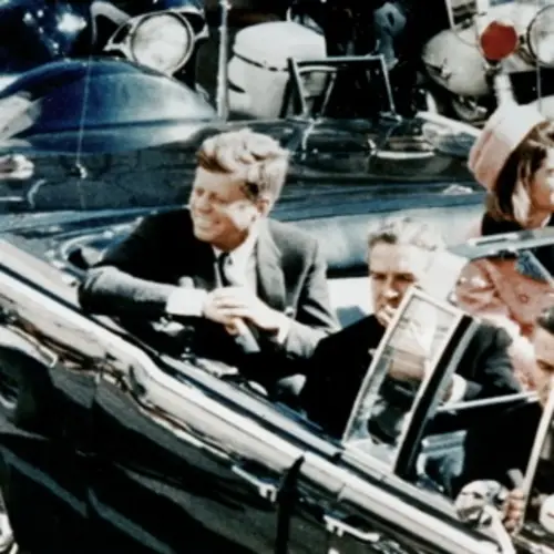 31 Historical Photos Taken Just Before The Iconic Moment