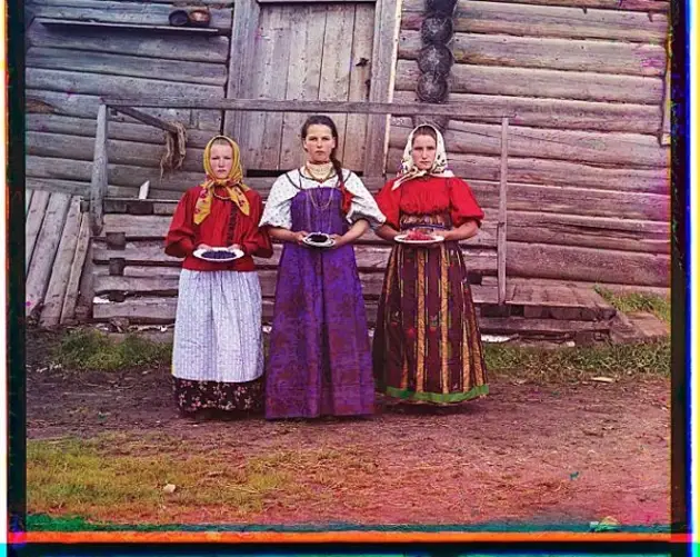 Peasant Girls