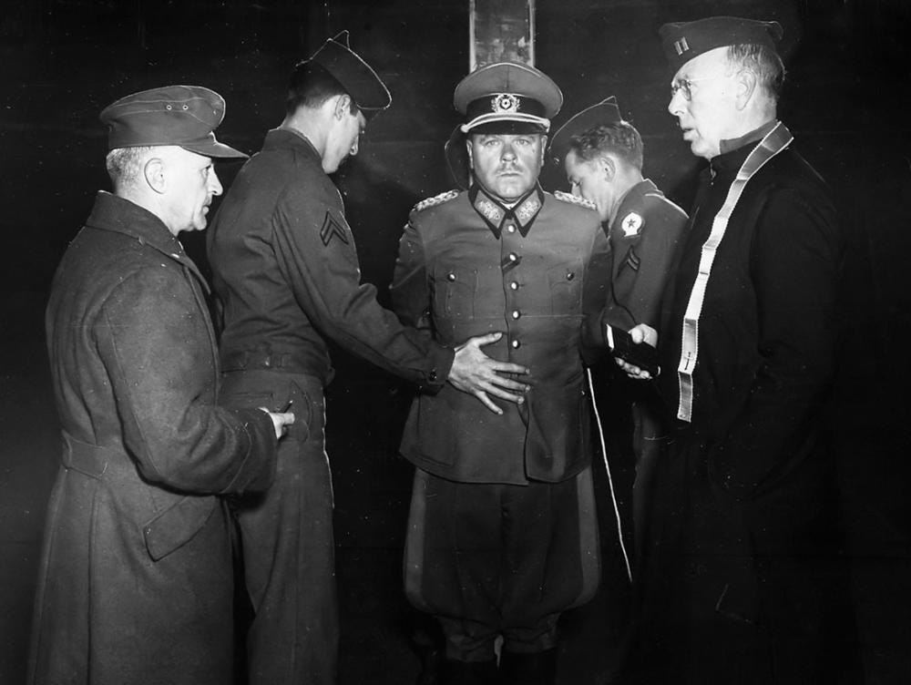 moments-before-a-nazi-general-is-executed