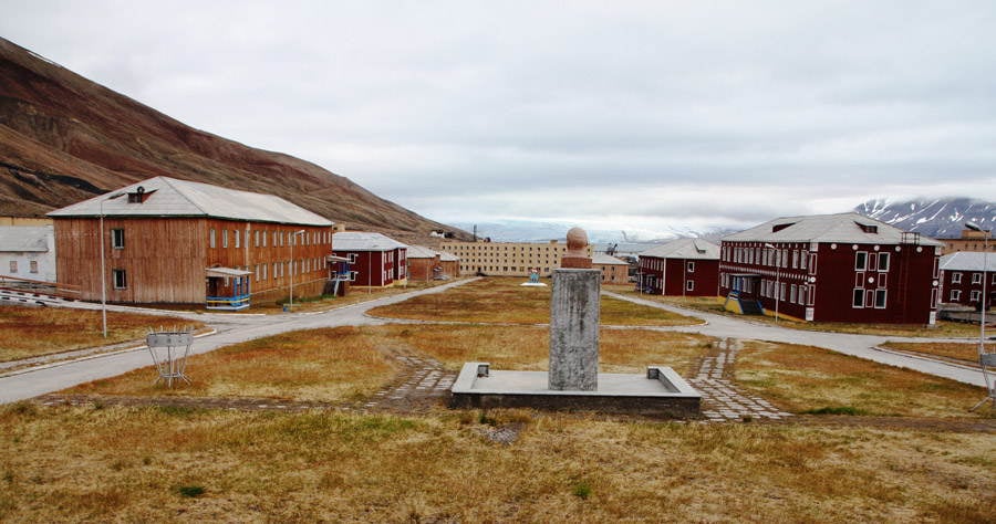 Pyramiden Courtyard