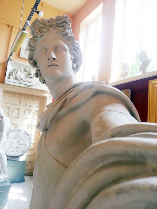 Statue Selfies Far
