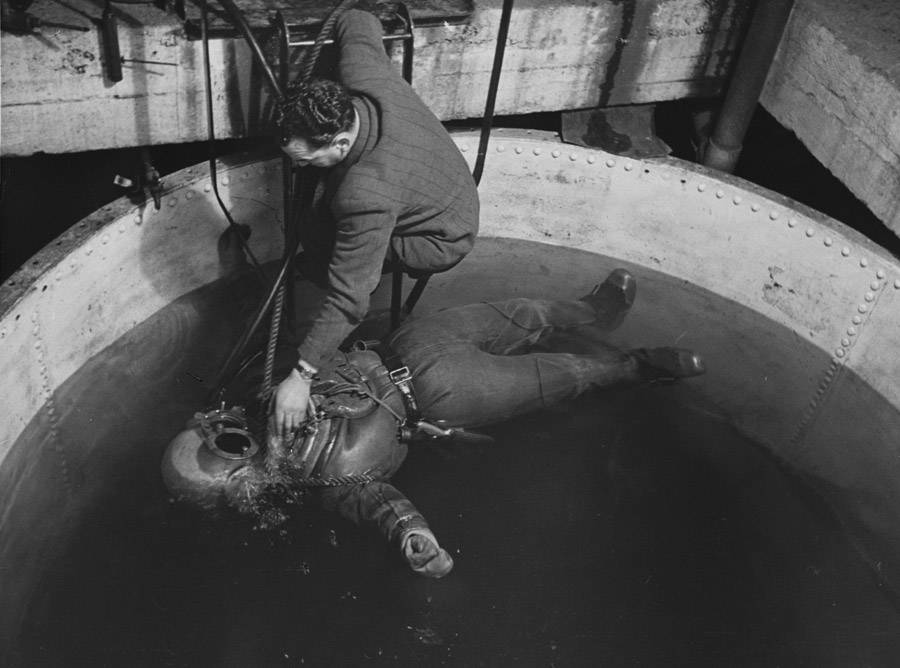 Into The Abyss 20 Fascinating Vintage Deep Sea Diving Photos