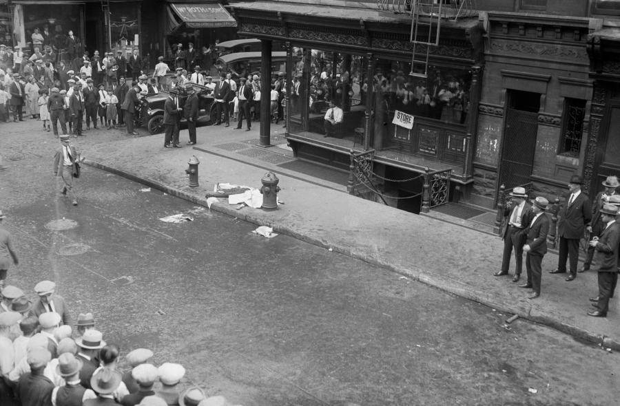 25 Haunting Photos Of New York City Murder Scenes Of Decades Past 0022