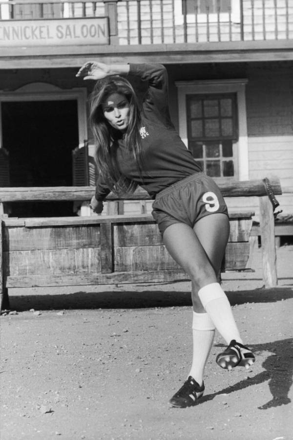 Raquel Welch Pictures Of The Sex Symbol Who Broke The Mold The