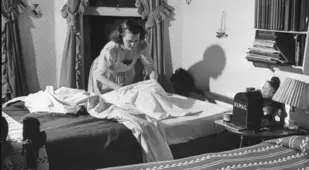 american mother 1941 bed making