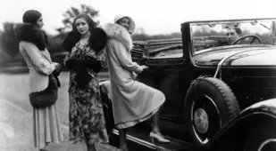 1920s Women Convertibles Furs