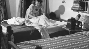 american mother 1941 bed making