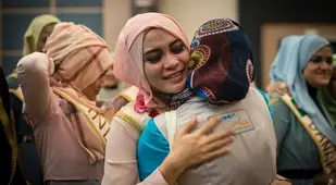 Miss muslimah hug