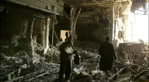 Iraqis Looting Hussein's Palace