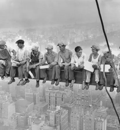 LUNCH ATOP A SKYSCRAPER WORKERS ON ROCKEFELLER PLAZA NYC 1932 8X10 PHOTO 