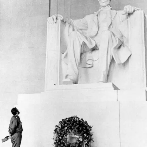 Fidel Castro Visits The Lincoln Memorial