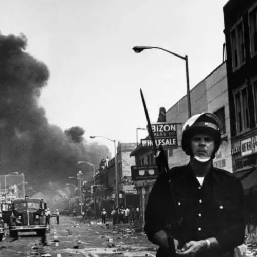 A City On Fire: 24 Harrowing Photos Of The 1967 Detroit Riots