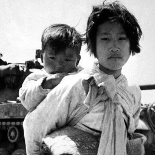 30 Heartbreaking Photos From The Korean War