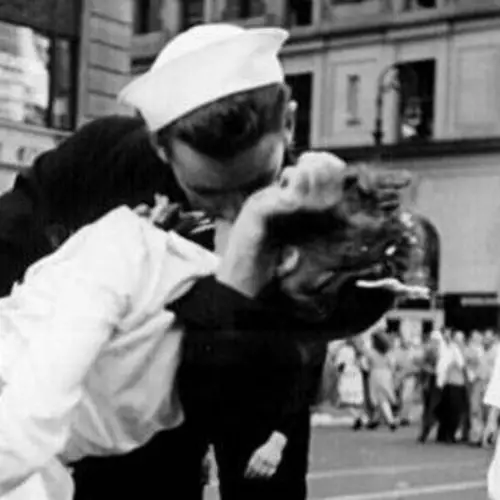 20 Celebration Photos Taken Just As World War I And World War II Came To An End