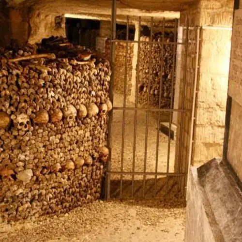 33 Photos Of The Paris Catacombs — And The Chilling True Story Behind This Famous Crypt