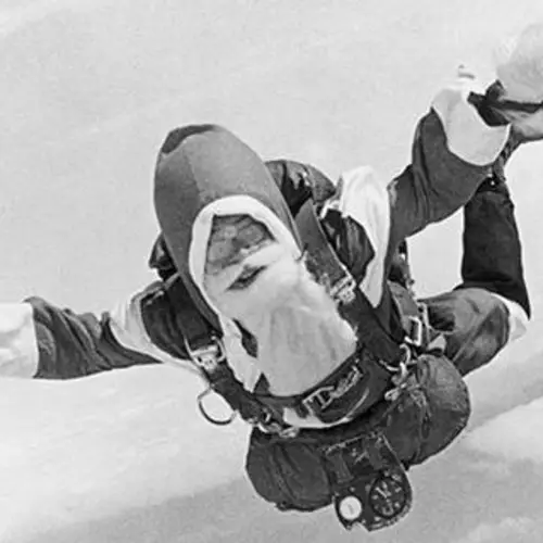How Hundreds Of Kids Witnessed The "Death" Of Santa Claus After He Jumped Out Of A Plane