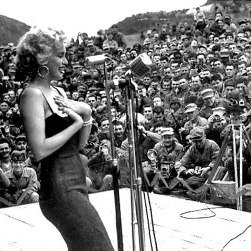 33 Vintage U.S.O. Tour Photos – From Marilyn Monroe To Frank Sinatra