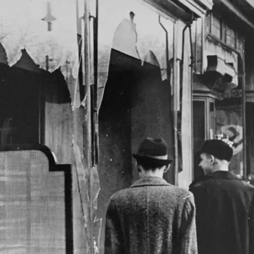 27 Haunting Photos That Reveal What Happened During Kristallnacht, The 'Night Of Broken Glass'