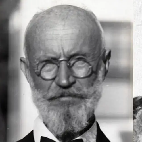 The 10 Weirdest People In History, From The Toxic Lady To The Hopeless Romantic Gravedigger