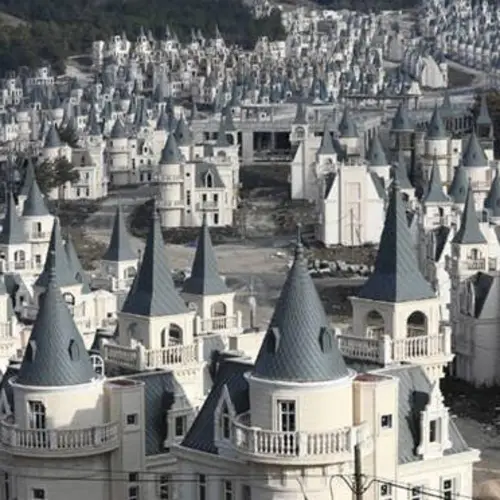 23 Eerie Photos Taken Inside Burj Al Babas, The Turkish Ghost Town Filled With Fairytale Castles