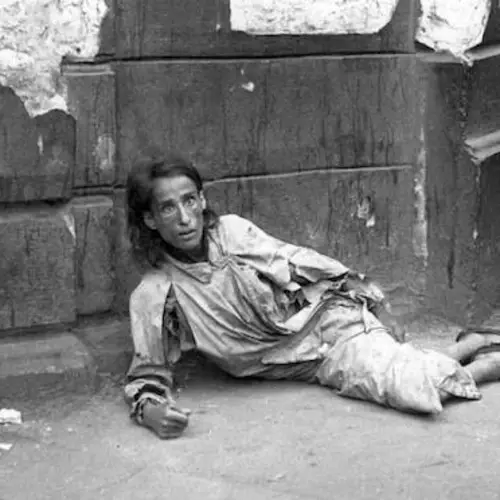 44 Harrowing Photos Captured Inside The Warsaw Ghetto During The Holocaust