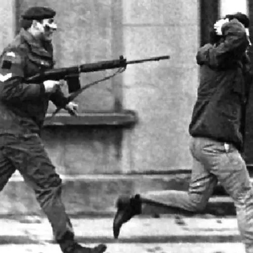 33 Photos Of Bloody Sunday, When British Soldiers Shot Down Northern Irish Protesters