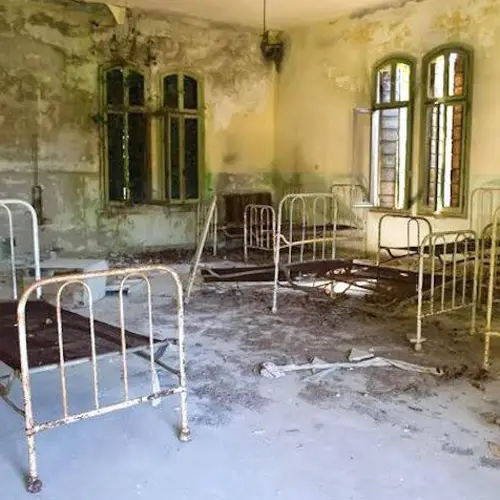 Haunting Photos From 9 Of The World's Creepiest Abandoned Hospitals