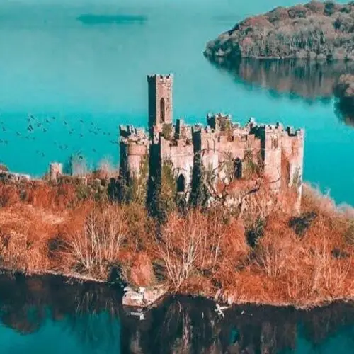 27 Stunning Photos Of McDermott's Castle, The Irish Palace With A Haunting Secret