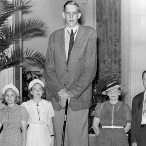 How Did Robert Wadlow Die? Inside His Tragic Cause Of Death At The Age Of Just 22