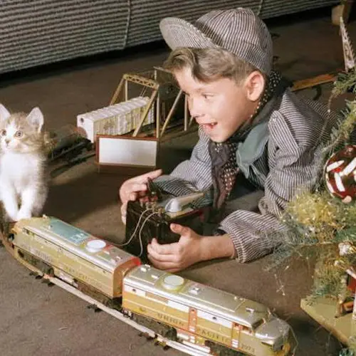 66 Colorized Vintage Christmas Photos That Will Make You Feel Merry And Bright