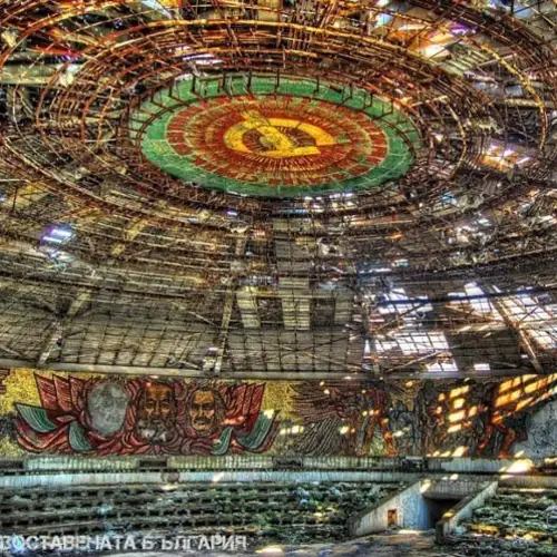 21 Stunning Photos Of Abandoned Bulgarian Towns