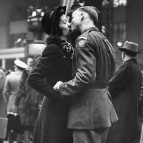 25 Heartbreaking Wartime Goodbyes Of Decades Past