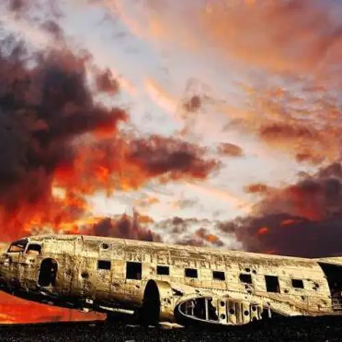 30 Eerily Beautiful Photos Of Abandoned Iceland