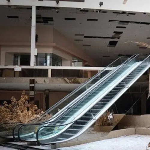 35 Eerie Photos Of Abandoned Malls That Are Now Ruins Of A Lost Era