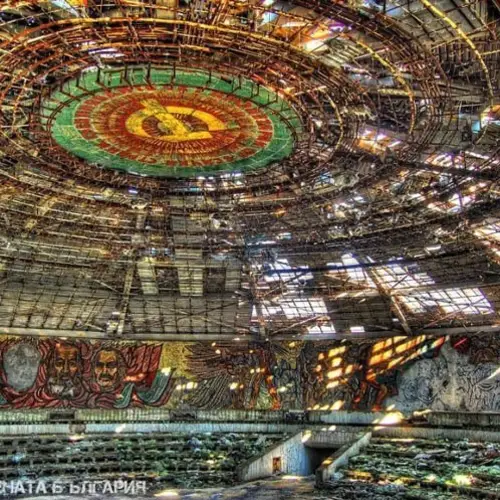 21 Stunning Photos Of Abandoned Bulgarian Towns