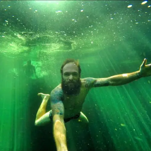 31 Great Travel Selfies That Prove The Self-Portrait Isn't Always Obnoxious