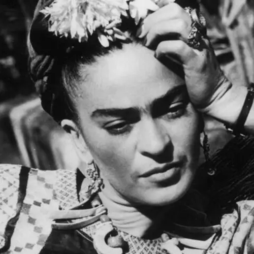 52 Photos Of The Enthralling Life Of Frida Kahlo