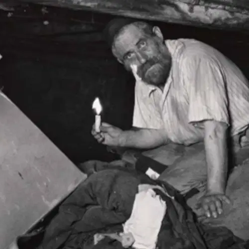 25 Haunting Photos Of Life Inside New York's Tenements