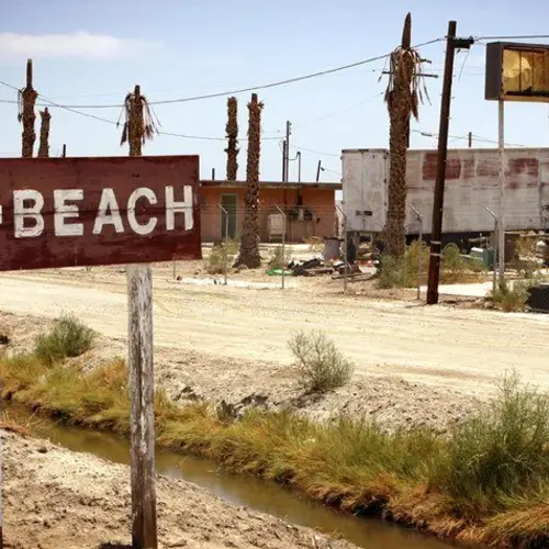 From Hot Spot To Ghost Town: 33 Photos Of California's Abandoned Salton Sea