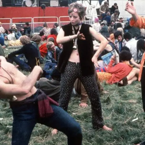 39 Vintage Hippie Photos That Capture Flower Power In Full Bloom