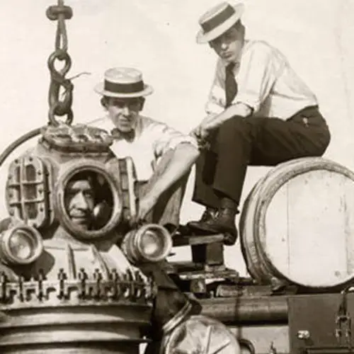 Into The Abyss: 20 Vintage Deep Sea Diving Photos