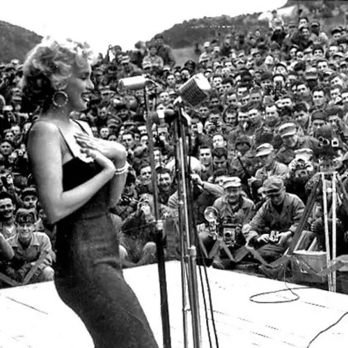 33 Vintage U.S.O. Tour Photos – From Marilyn Monroe To Frank Sinatra