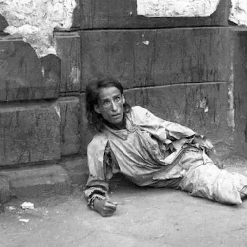 44 Harrowing Photos Captured Inside The Warsaw Ghetto During The Holocaust