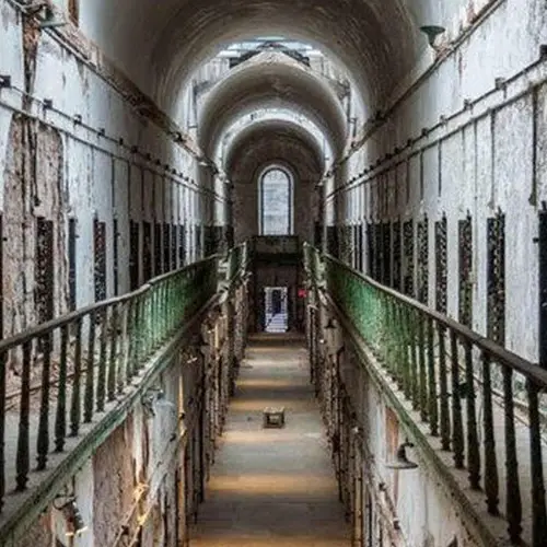 44 Photos From The Hallowed And Haunted Halls Of The Abandoned Eastern State Penitentiary