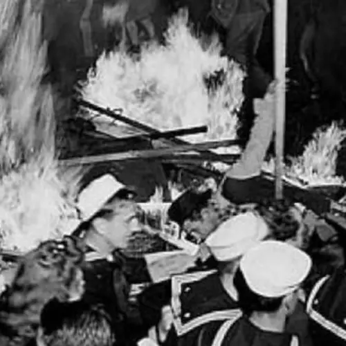 An Inside Look At V-J Day And The End Of World War 2, From The Joyous To The Ugly