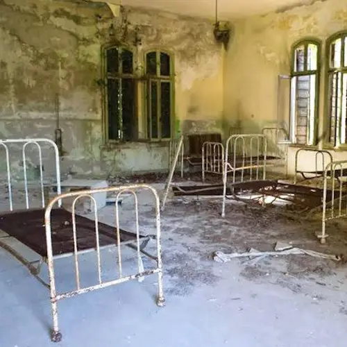 Haunting Photos From 9 Of The World's Creepiest Abandoned Hospitals