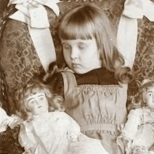 27 Victorian Death Photos — And The Disturbing History Behind Them